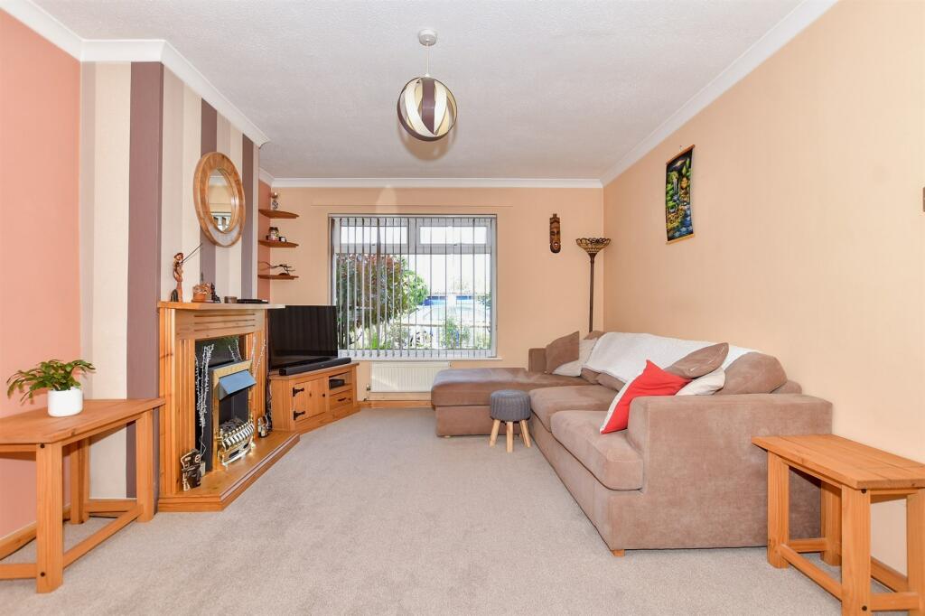 3 bedroom semidetached house for sale in Betsham Road, Senacre