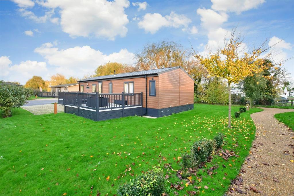 3 bedroom park home for sale in Monkton Street, Monkton, Ramsgate, Kent