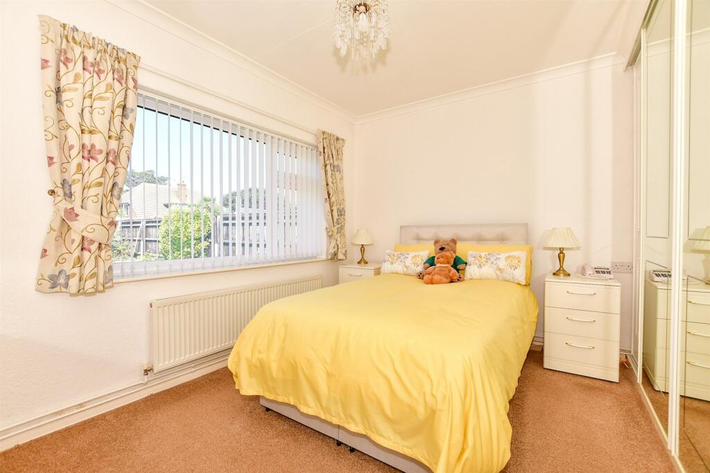 2 bedroom semidetached bungalow for sale in Warren Drive, Broadstairs