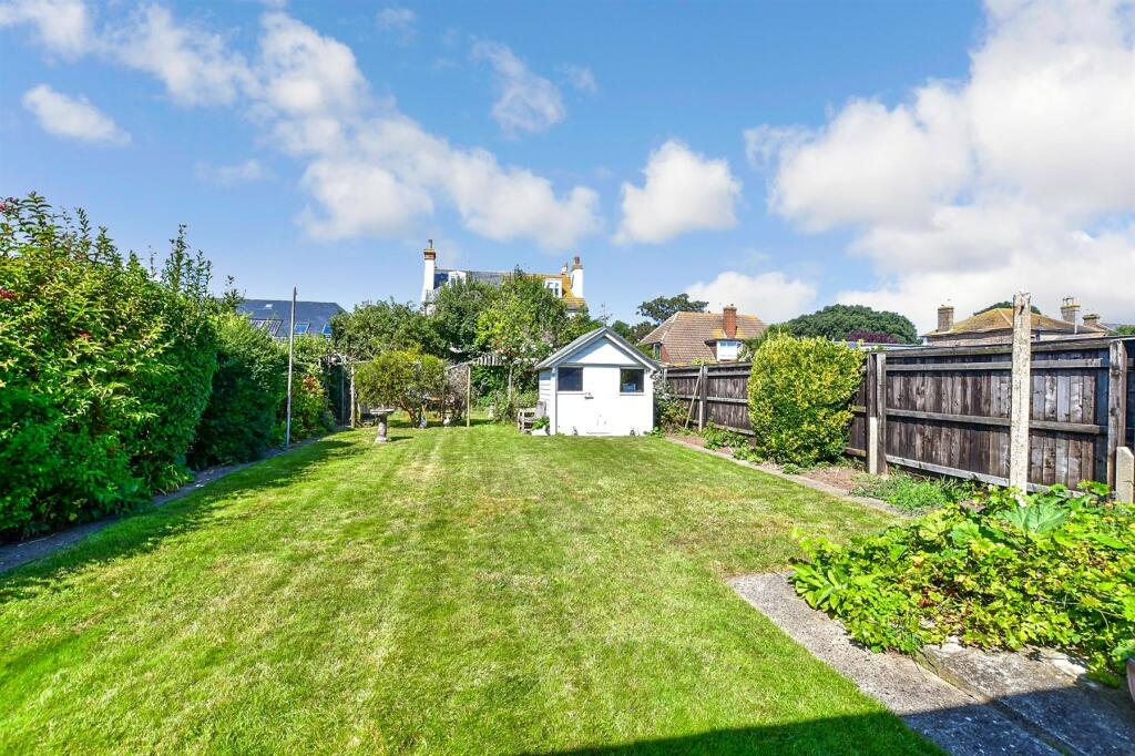 2 bedroom semidetached bungalow for sale in Warren Drive, Broadstairs