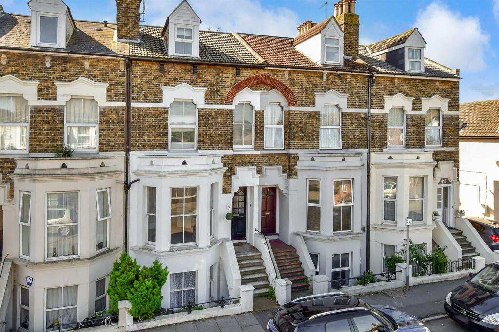 2 bedroom flat for sale in High Street, Broadstairs, Kent, CT10