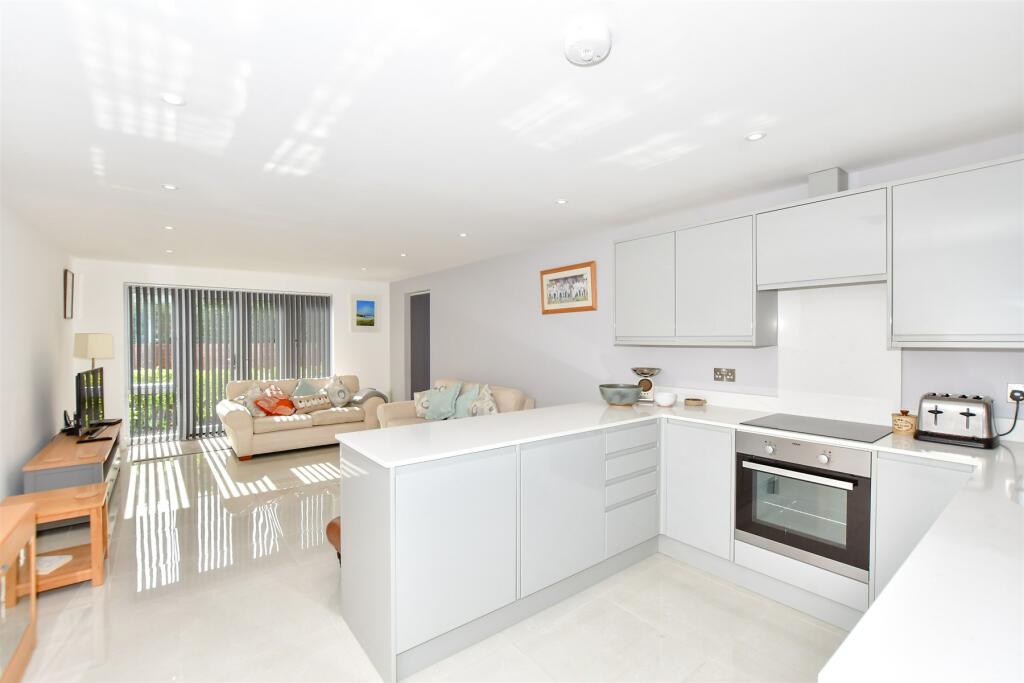 2 bedroom ground floor flat for sale in Kingsgate Avenue, Broadstairs