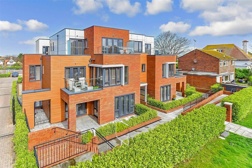 2 bedroom ground floor flat for sale in Kingsgate Avenue, Broadstairs