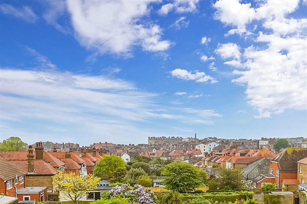 4 bedroom semidetached house for sale in King Edward Avenue