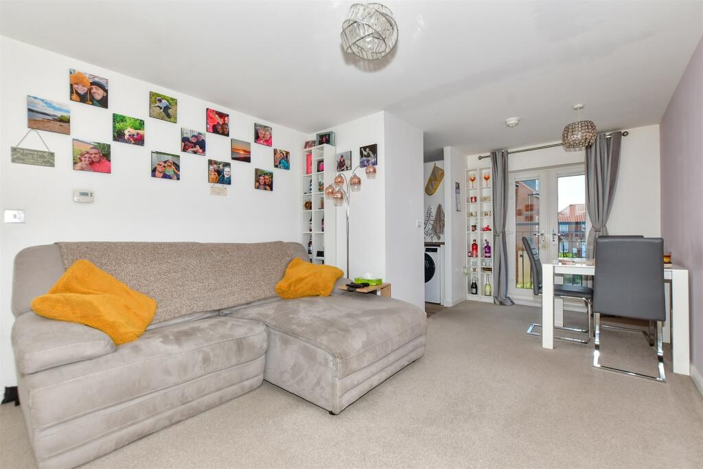 1 bedroom coach house for sale in Winder Place, Aylesham, Canterbury