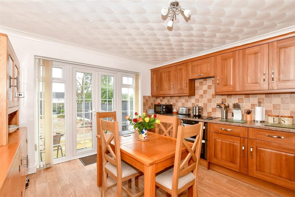 3 bedroom semidetached house for sale in Milner Crescent, Aylesham