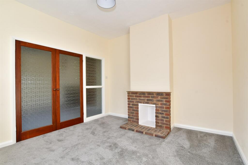 2 bedroom semidetached bungalow for sale in Wyles Road, Chatham, Kent, ME4
