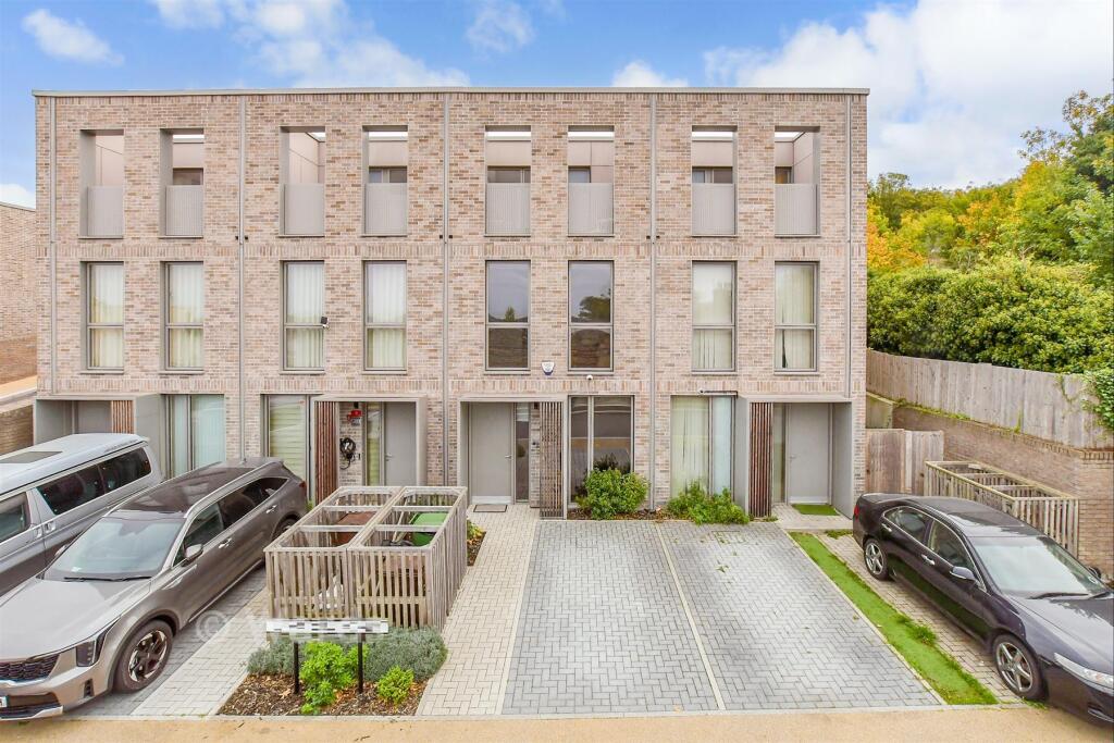 Main image of property: Khartoum Parade, Chatham Maritime, Chatham, Kent