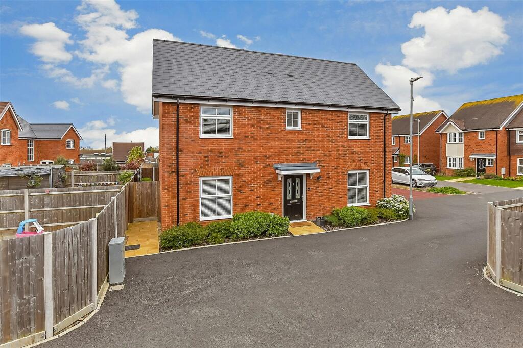 3 bedroom detached house for sale in Sunrise Close, Margate, Kent, CT9