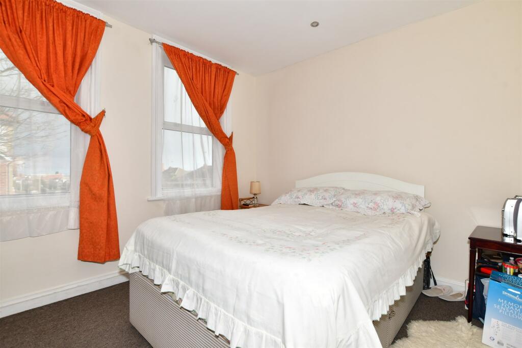 2 bedroom flat for sale in Cornwall Gardens, Cliftonville, Margate