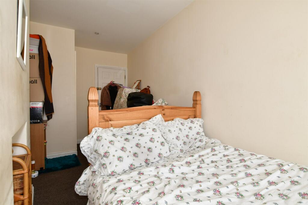 2 bedroom flat for sale in Cornwall Gardens, Cliftonville, Margate