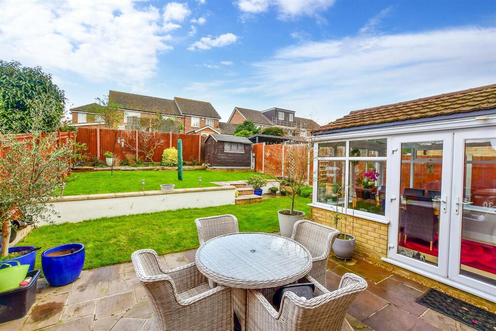 3 bedroom detached house for sale in Darenth Park Avenue, Darenth