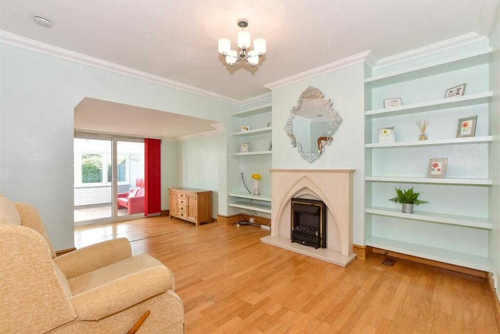 2 bedroom semidetached bungalow for sale in Warren Road, Dartford