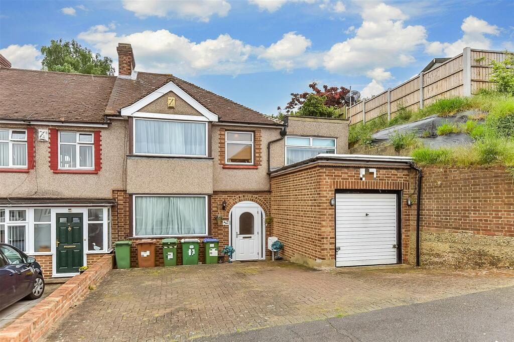 4 bedroom end of terrace house for sale in Heathview Avenue, Crayford