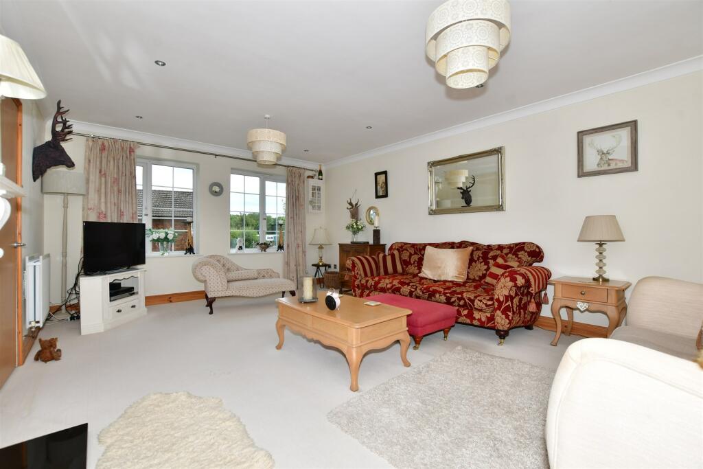 3 bedroom detached house for sale in Shepherdswell Road, Eythorne