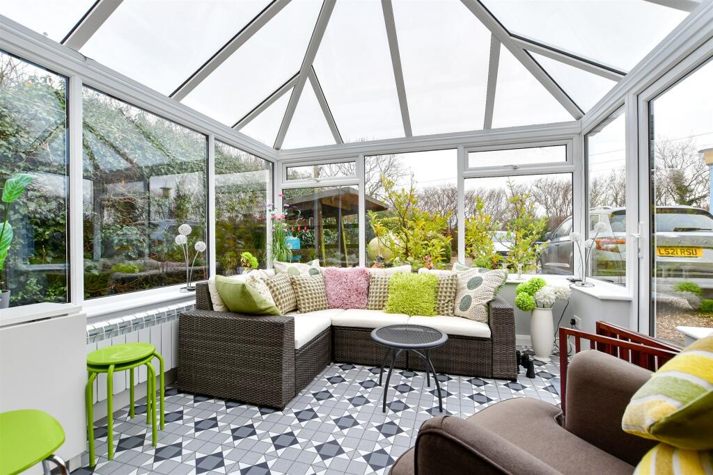 4 bedroom detached house for sale in Greenwich Lane, Ewell Minnis