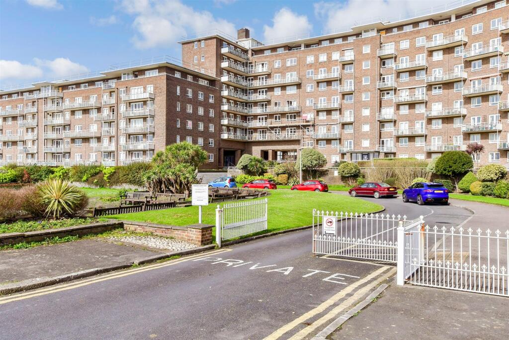 2 bedroom flat for sale in The Gateway, Dover, Kent, CT16