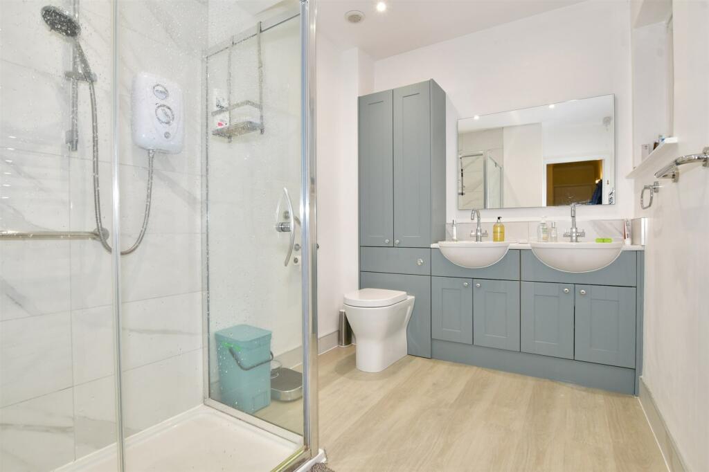 3 bedroom detached house for sale in Station Road, Eynsford, Dartford