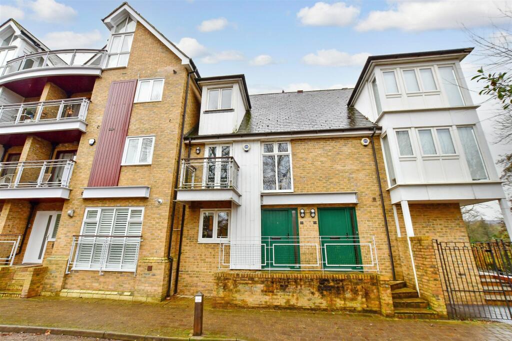3 bedroom town house for sale in The Street, Horton Kirby, Dartford