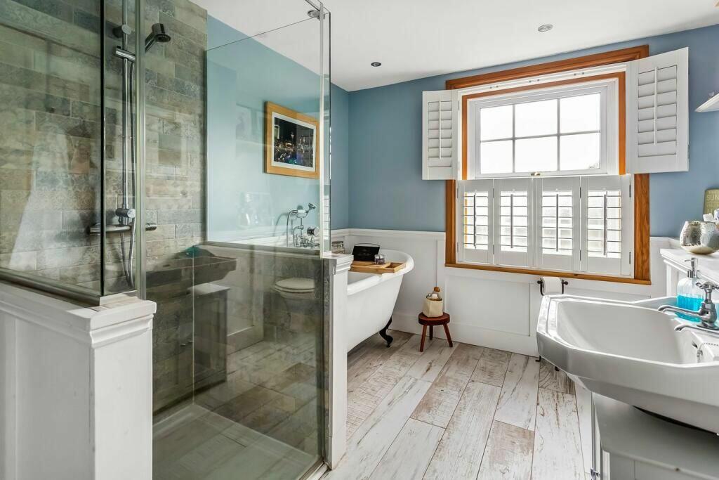 3 bedroom terraced house for sale in High Street, Farningham, Kent, DA4