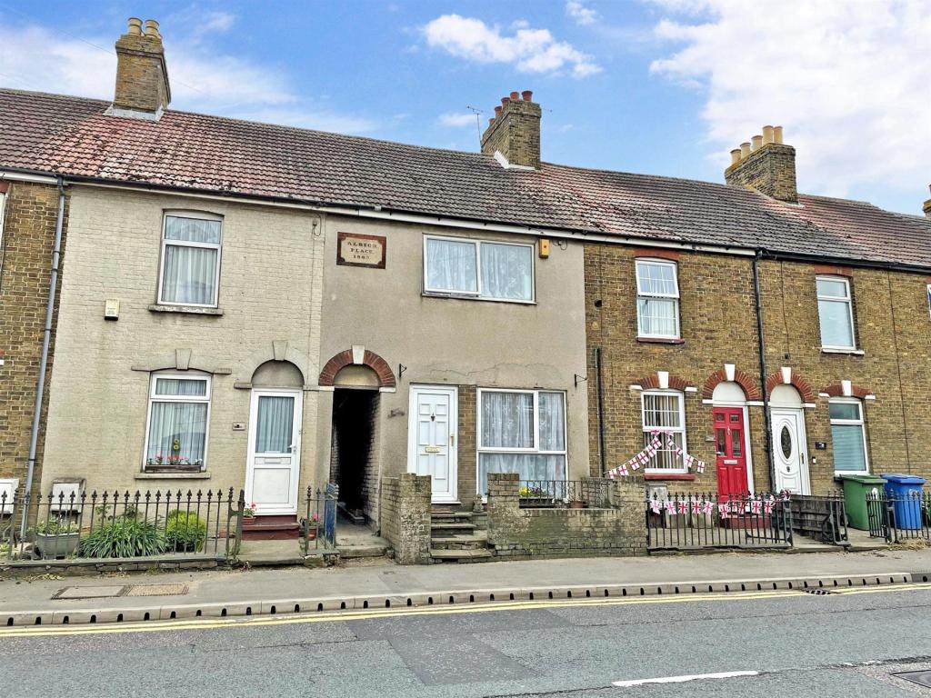 4 bedroom terraced house for sale in London Road, Teynham, Nr