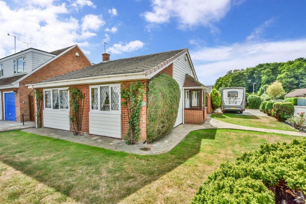 3 bedroom detached bungalow for sale in Bysing Wood Road, Faversham
