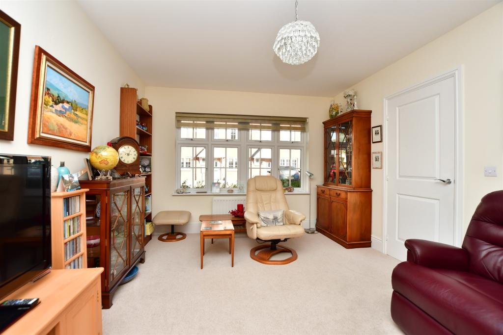 4 bedroom detached house for sale in Lakeside Avenue, Faversham, Kent, ME13