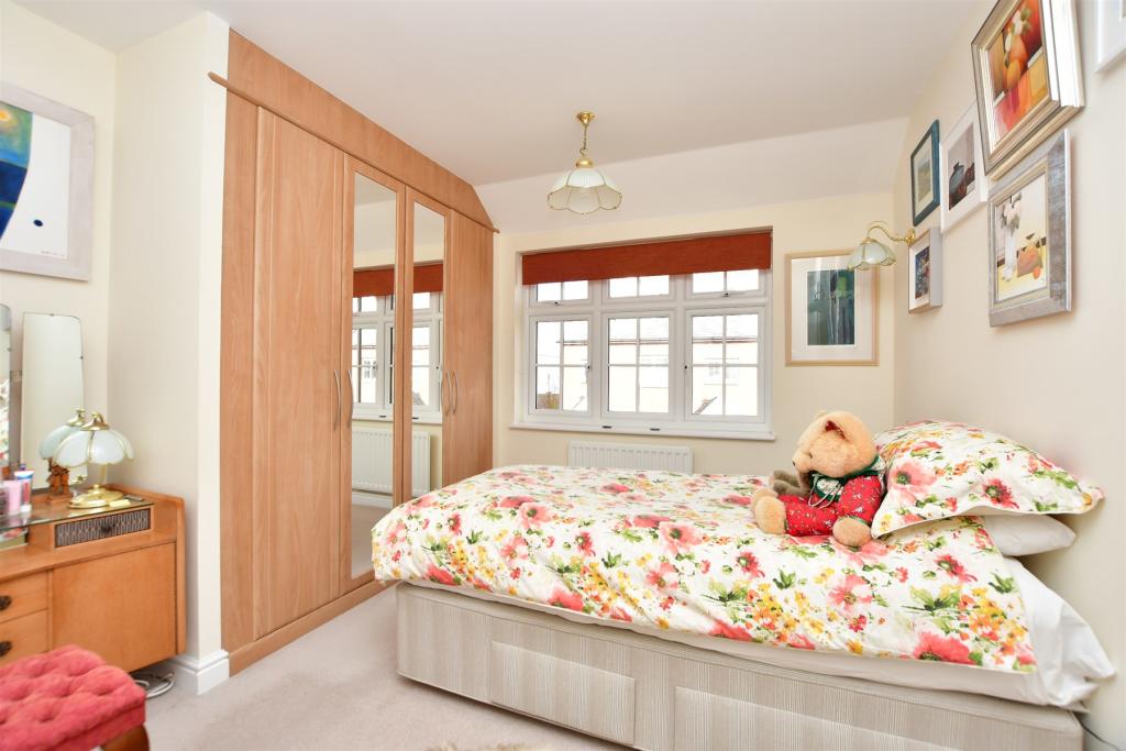 4 bedroom detached house for sale in Lakeside Avenue, Faversham, Kent, ME13