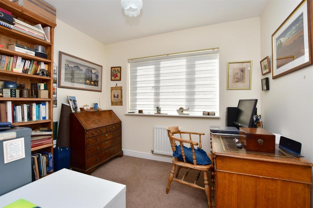 4 bedroom detached house for sale in Lakeside Avenue, Faversham, Kent, ME13