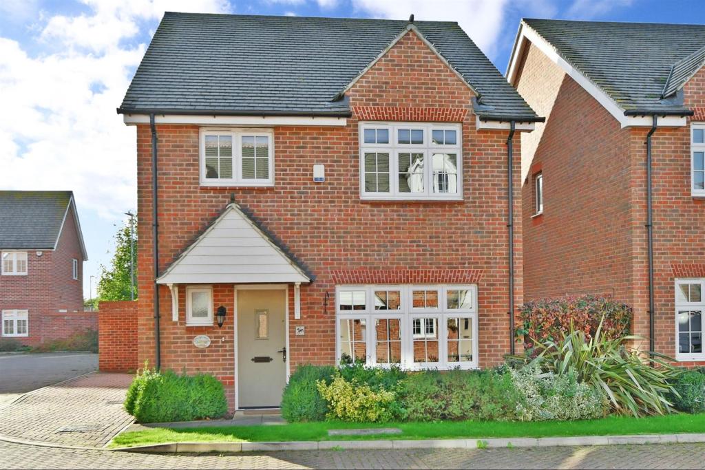 4 bedroom detached house for sale in Lakeside Avenue, Faversham, Kent, ME13