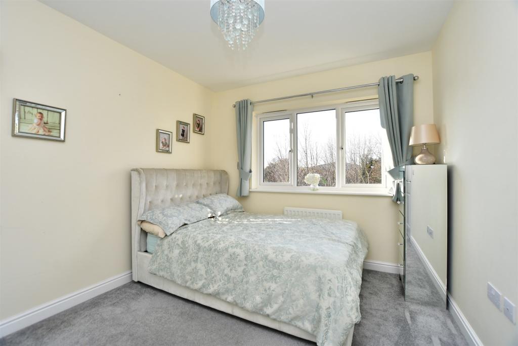 4 bedroom detached house for sale in Lakeside Avenue, Faversham, Kent, ME13