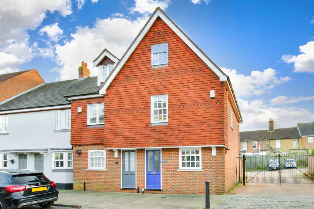 4 bedroom end of terrace house for sale in West Street, Faversham, Kent, ME13