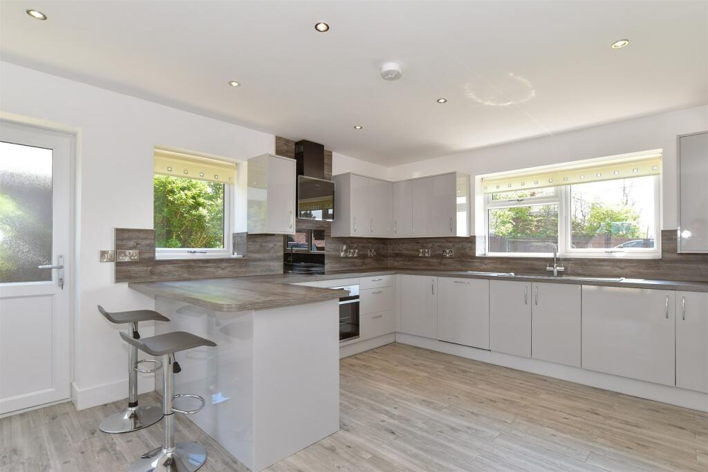 4 bedroom detached bungalow for sale in Highstreet Road, Hernhill