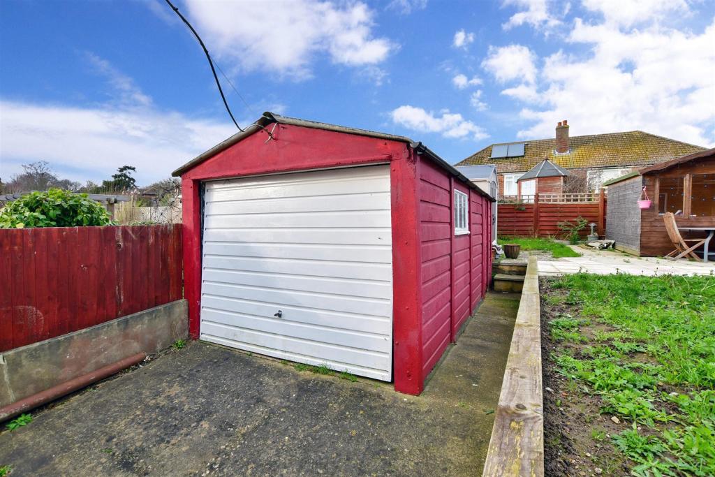 2 bedroom bungalow for sale in Cheriton Court Road, Folkestone, Kent, CT20