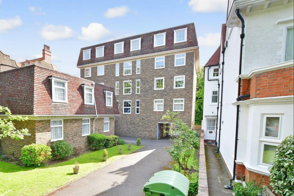 2 bedroom flat for sale in Grimston Gardens, Folkestone, Kent, CT20