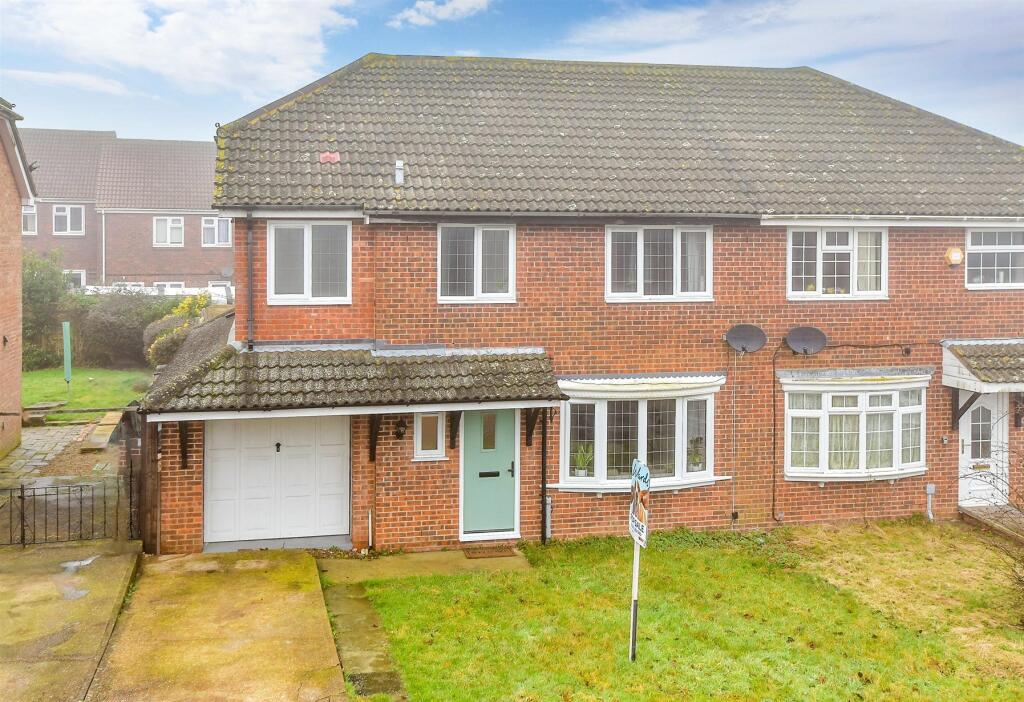 4 bedroom semidetached house for sale in The Meade, Hawkinge