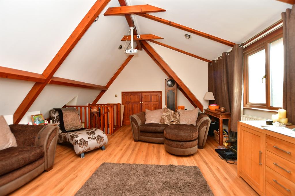 4 bedroom detached house for sale in Longhill Avenue, Chatham, Kent, ME5