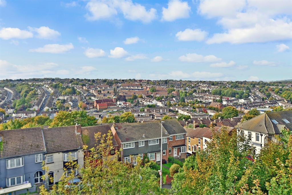 4 bedroom detached house for sale in Longhill Avenue, Chatham, Kent, ME5