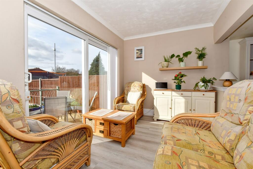4 bedroom terraced house for sale in Castlemaine Avenue, Gillingham