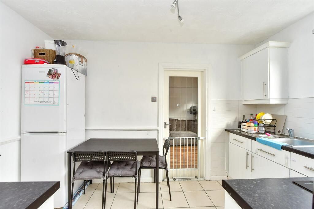 2 bedroom semidetached bungalow for sale in Hamilton Road, Gillingham