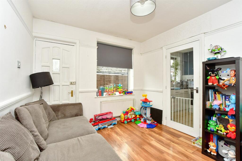 2 bedroom semidetached bungalow for sale in Hamilton Road, Gillingham