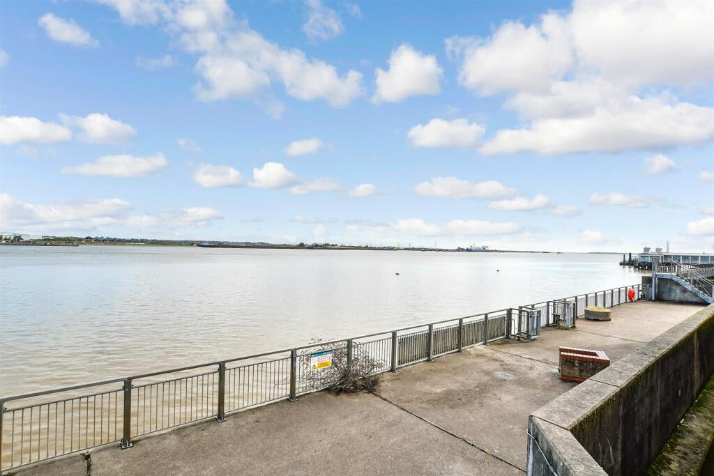 Studio flat for sale in West Street, Gravesend, Kent, DA11