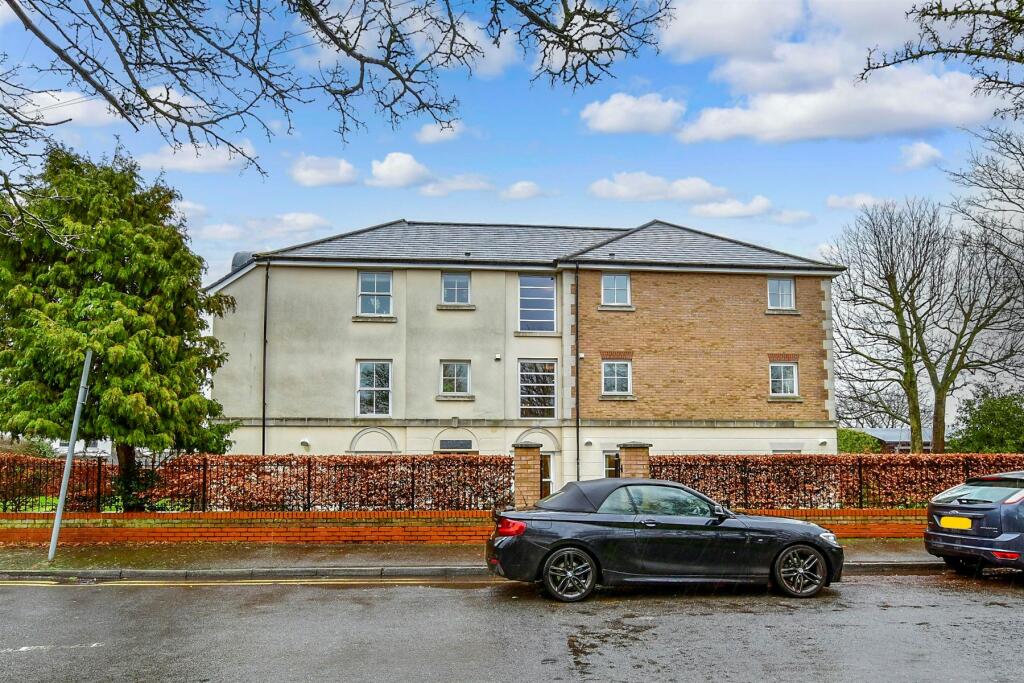 1 bedroom ground floor flat for sale in Glen View, Gravesend, Kent, DA12