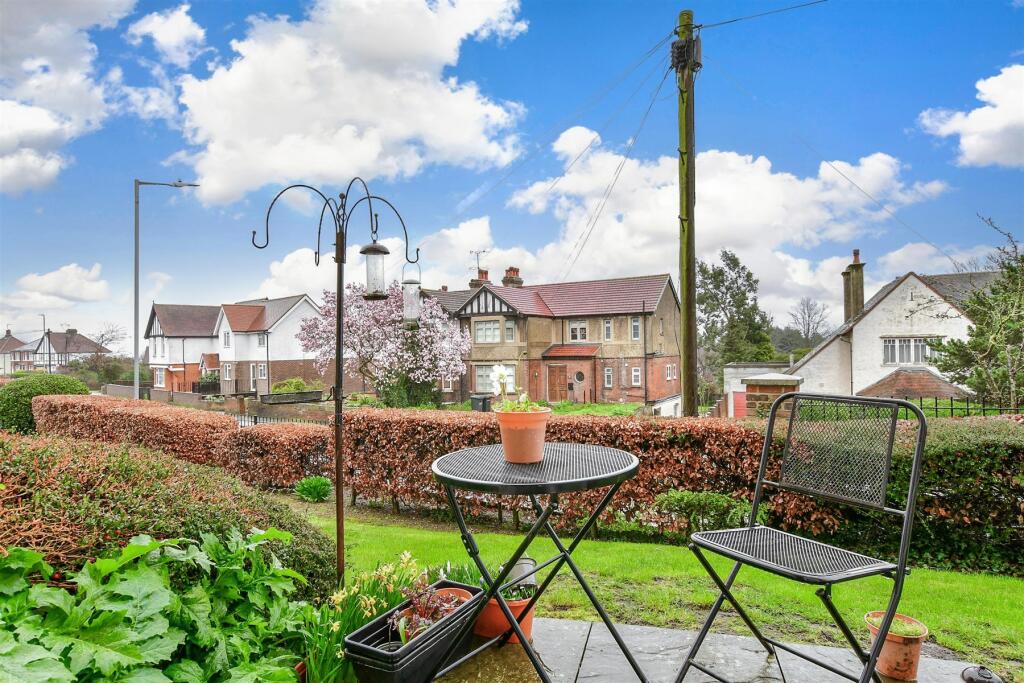 1 bedroom ground floor flat for sale in Glen View, Gravesend, Kent, DA12
