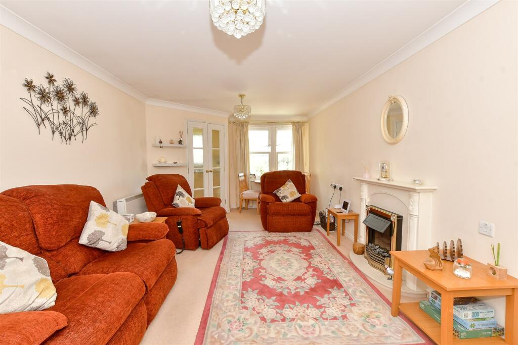 1 bedroom ground floor flat for sale in Glen View, Gravesend, Kent, DA12