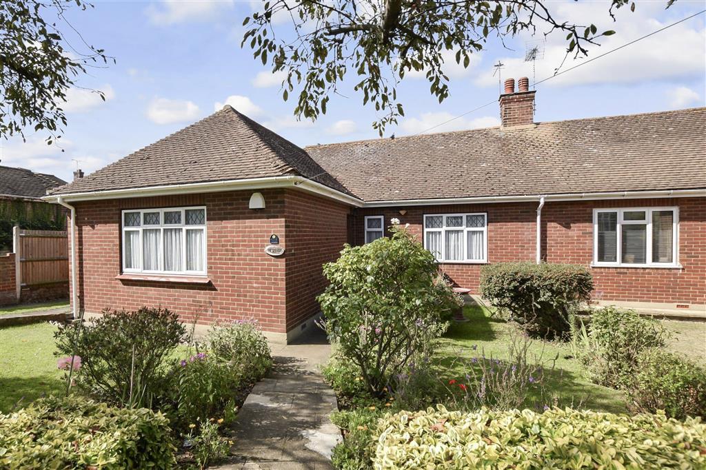 2 bedroom semidetached bungalow for sale in Central Avenue, Gravesend