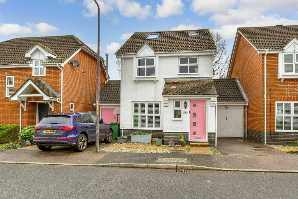 4 bedroom link detached house for sale in Downs Close, Headcorn, Kent, TN27