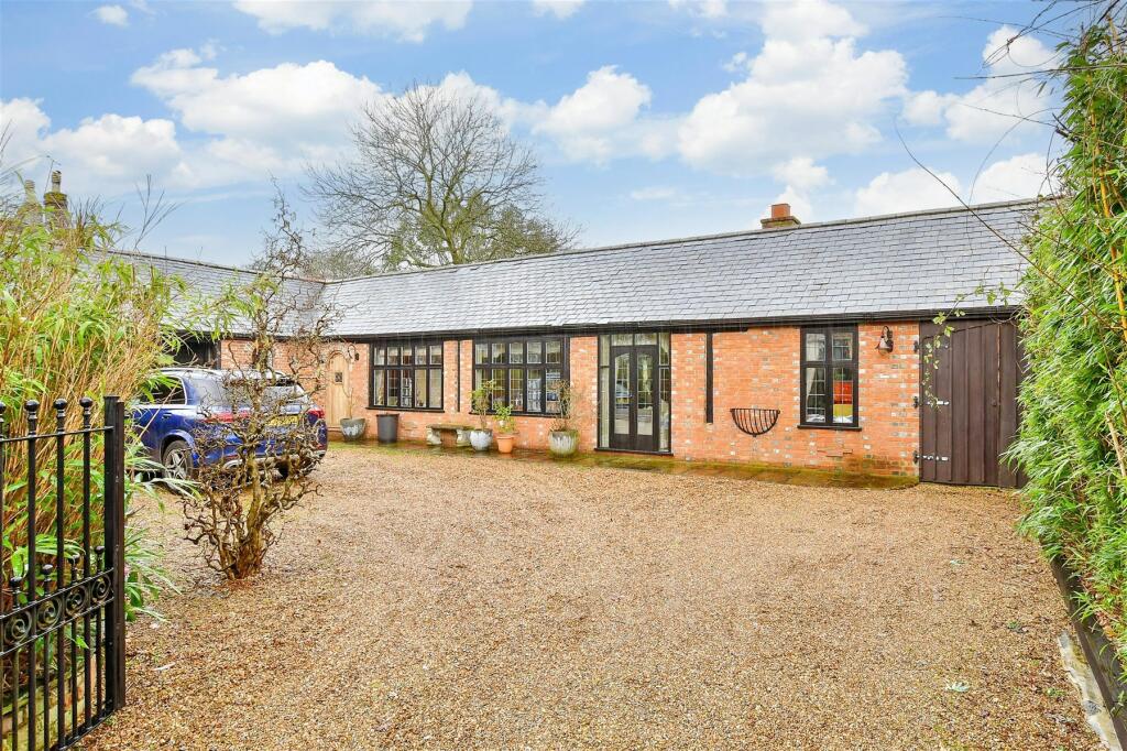 4 bedroom detached bungalow for sale in Plumtree Road, Headcorn