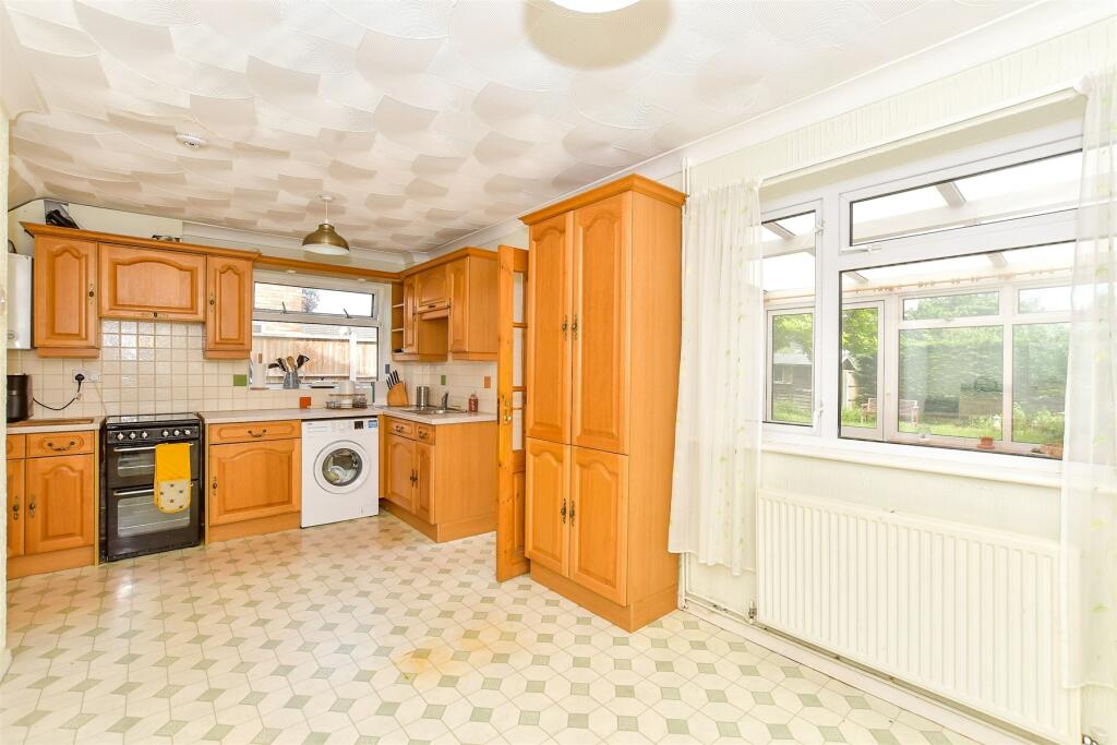 3 bedroom semidetached house for sale in Rushford Close, Headcorn, Kent, TN27