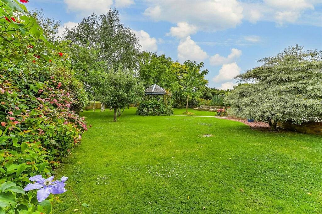 5 bedroom detached bungalow for sale in Headcorn Road, Sutton Valence